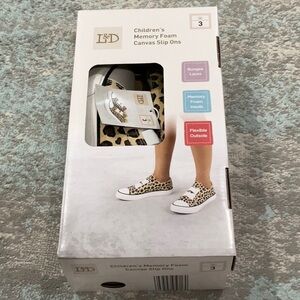 NIB CHILDREN’S MEMORY FOAM CANVAS SLIP ONS.